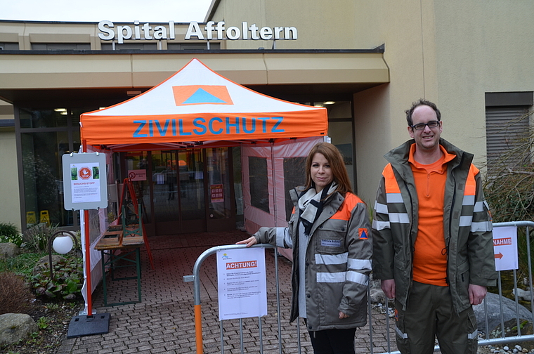Beim Einrichten der Zivilschutz-Triagestelle vor dem Spital Affoltern: Gabriela Bolleter und Yves Koch. (Bild Thomas Stöckli)