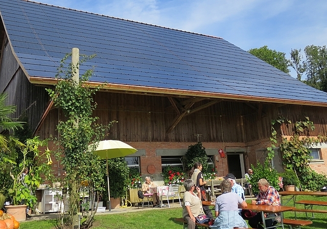 Die Baumschulen Reichenbach in Hausen ersetzten bei der Renovation die Ziegel der Scheune mit Fotovoltaikzellen. (zvg.)