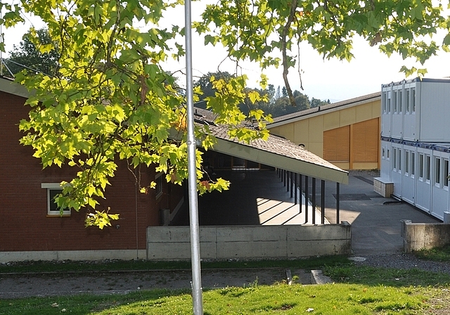 Nach der Abstimmung stehen nun wieder reine Sachthemen im Vordergrund: Auf diesem Areal im Chilefeld in Obfelden erweitert die Sekundarschule die Schulanlage, wofür die Stimmberechtigten am 27. November 2016 einem Kredit von 12 Mio. Franken zugestim