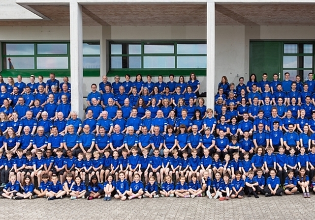 Turnfamilie-Treppe: Die Turnfamilie Obfelden umfasst mehr als 320 Turnerinnen und Turner. <em>(Bild fotostreiff.ch)</em>
