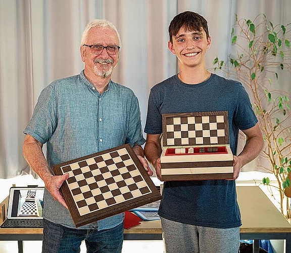 Ashton Gut mit seinem handgefertigten Schachbrett. (Bilder Nico Ilic)