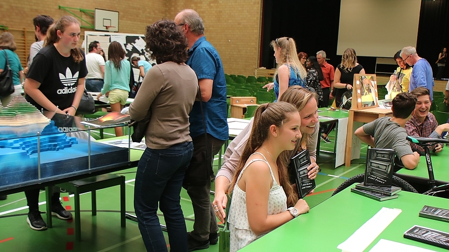 Tischmesse nach der Präsentation: Celine Wicki (vorne) signiert ihr Buch und posiert für Erinnerungsbilder.
