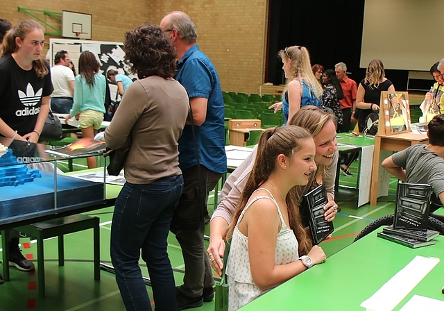 Tischmesse nach der Präsentation: Celine Wicki (vorne) signiert ihr Buch und posiert für Erinnerungsbilder.
