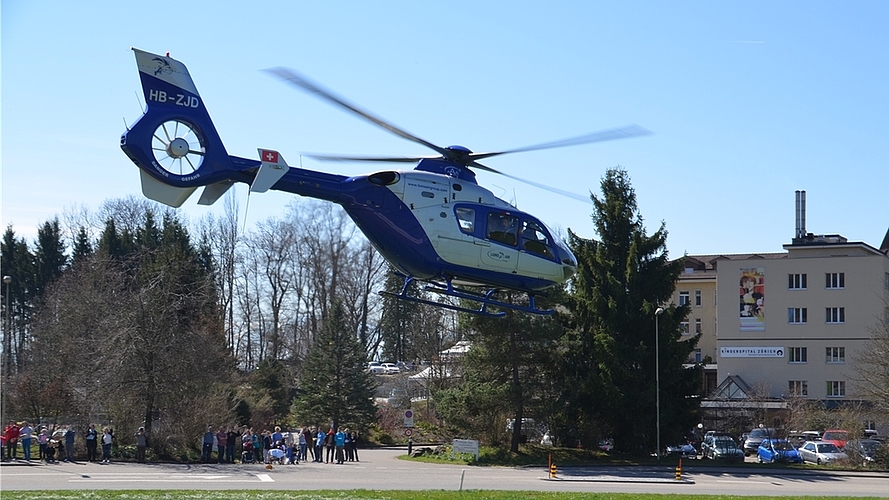 ...als er im Helikopter zum nächsten Termin fliegt. ...als er im Helikopter zum nächsten Termin fliegt.