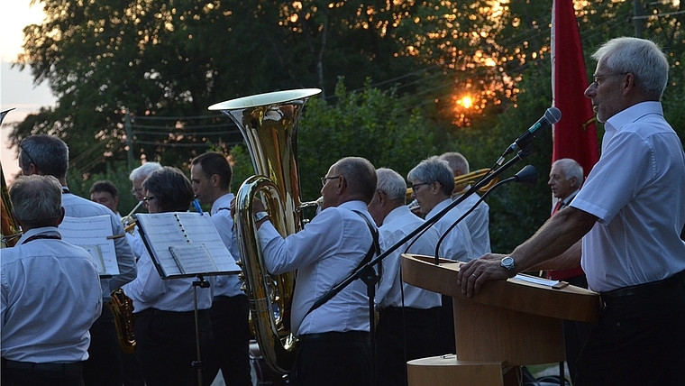 Gemeindepräsident Ruedi Fornaro als Festredner und der Musikverein prägten die Feier zum 1. August in Hedingen. <em>(Bild Thomas Stöckli)</em>