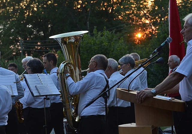 Gemeindepräsident Ruedi Fornaro als Festredner und der Musikverein prägten die Feier zum 1. August in Hedingen. <em>(Bild Thomas Stöckli)</em>