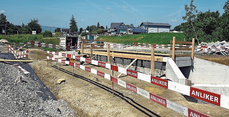 Die Schallschutzdämme der künftigen Muristrasse ab der Verzweigung Hirschen sind bereits aufgeschüttet und die Basis für die Brücke über den Hölibach, die künftig zur Landi führen soll, ist gelegt. Bevor die Strasse hier gebaut wird, erfolgt