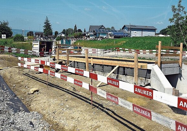 Die Schallschutzdämme der künftigen Muristrasse ab der Verzweigung Hirschen sind bereits aufgeschüttet und die Basis für die Brücke über den Hölibach, die künftig zur Landi führen soll, ist gelegt. Bevor die Strasse hier gebaut wird, erfolgt