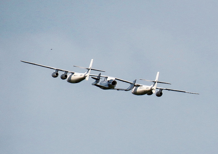 «SpaceShipTwo» (mittig) vor der Loslösung vom Trägerflugzeug. «SpaceShipTwo» (mittig) vor der Loslösung vom Trägerflugzeug.