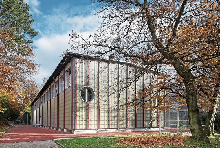 Ähnlich wie das Sporthallen-Provisorium an der Kantonsschule Freudenberg-Enge (im Bild) wird auch jenes am Gymnasium Affoltern daherkommen, jedoch mit einem anderen Farbkonzept. (Visualisierung pool Architekten)