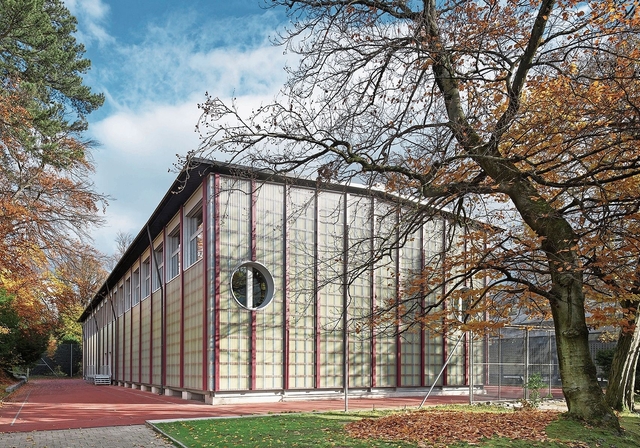 Ähnlich wie das Sporthallen-Provisorium an der Kantonsschule Freudenberg-Enge (im Bild) wird auch jenes am Gymnasium Affoltern daherkommen, jedoch mit einem anderen Farbkonzept. (Visualisierung pool Architekten)