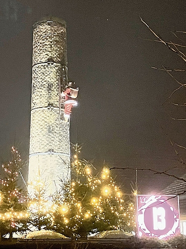 Adventsfenster Nummer 13 erleuchtet am Kamin. Adventsfenster Nummer 13 erleuchtet am Kamin.
