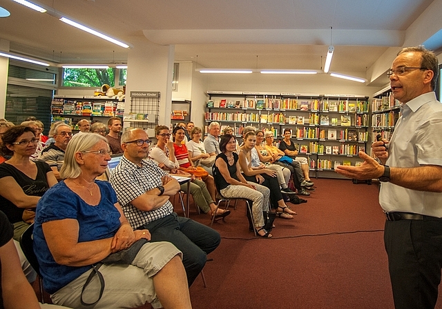 Der deutsche Schlafforscher Hans-Günter Weess erklärt in «Die schlaflose Gesellschaft», wie man gut schlafen kann. In der auf den letzten Platz besetzten Regionalbibliothek Affoltern gab er zwei Stunden lang sein Wissen preis und beantwortete Fra