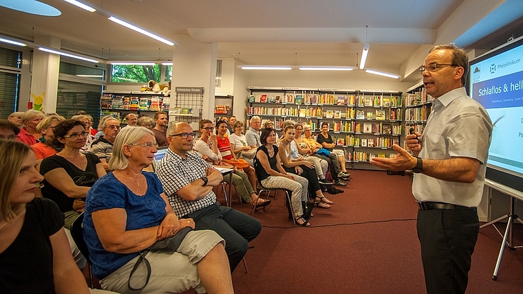 Der deutsche Schlafforscher Hans-Günter Weess erklärt in «Die schlaflose Gesellschaft», wie man gut schlafen kann. In der auf den letzten Platz besetzten Regionalbibliothek Affoltern gab er zwei Stunden lang sein Wissen preis und beantwortete Fra