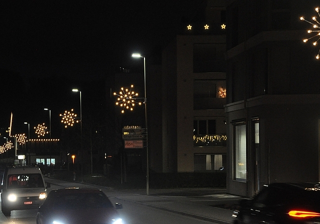 Sorgen in der Weihnachtszeit auch im Feierabendverkehr voraussichtlich zum letzten Mal für zusätzliches Licht: Sterne an der Unteren Bahnhofstrasse in Affoltern. <em>(Bild Werner Schneiter)</em>