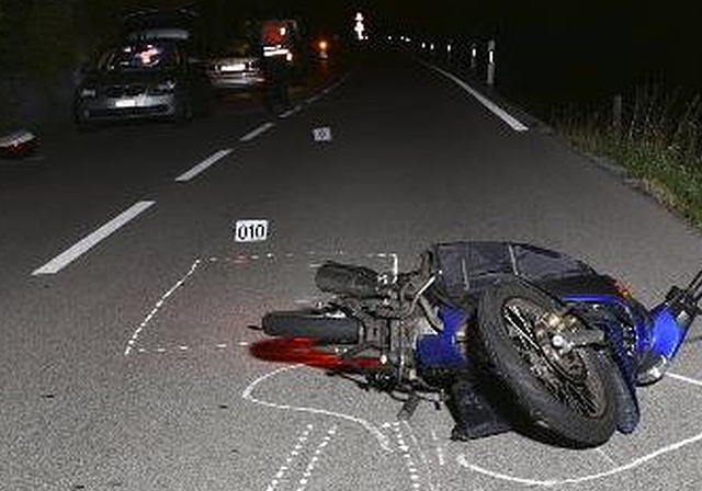 Wenn ein Dachs die Fahrbahn kreuzt. Verunfalltes Motorrad in Landikon, Birmensdorf. <em>(Bild Kapo ZH)</em>
