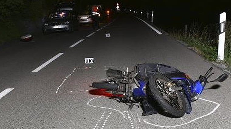 Wenn ein Dachs die Fahrbahn kreuzt. Verunfalltes Motorrad in Landikon, Birmensdorf. <em>(Bild Kapo ZH)</em>