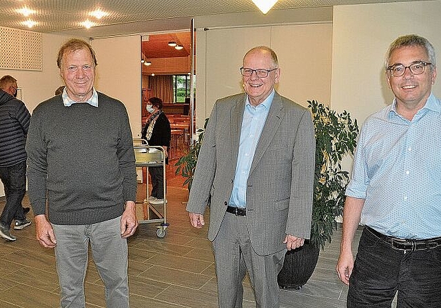 Sorgten im Bonstetter Gemeindesaal für eine lebendige Diskussion, von links: Werner Locher, Moderator Claude Wuillemin und Thomas Wirth. (Bild Werner Schneiter)