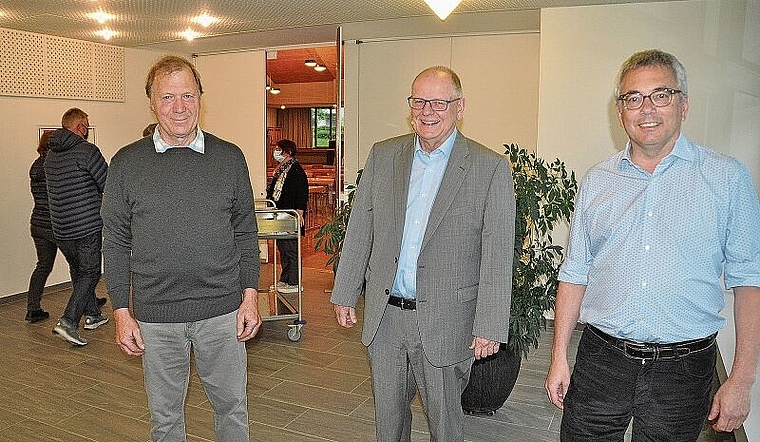 Sorgten im Bonstetter Gemeindesaal für eine lebendige Diskussion, von links: Werner Locher, Moderator Claude Wuillemin und Thomas Wirth. (Bild Werner Schneiter)