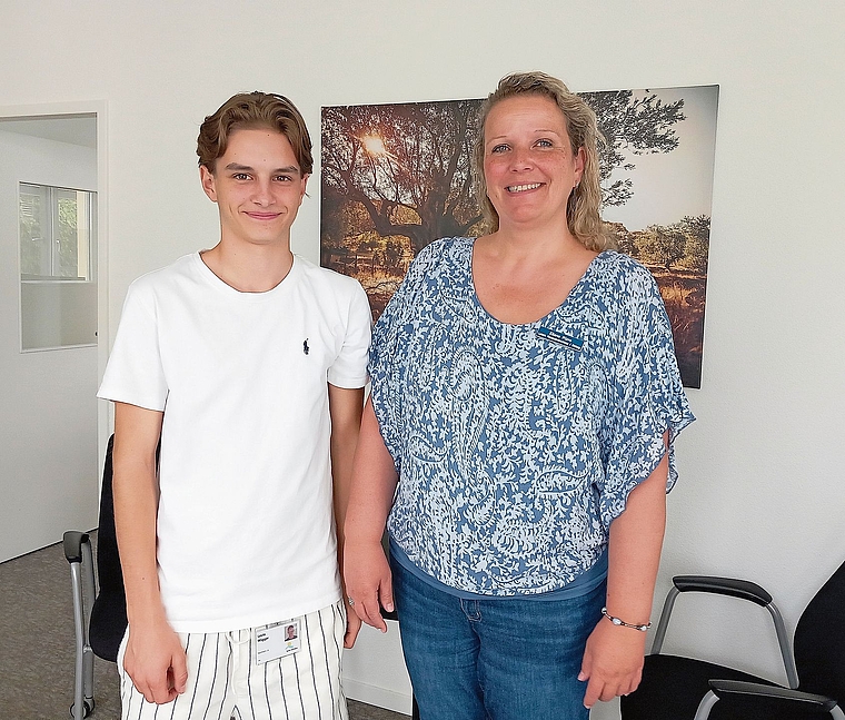 Auf ein angenehmes Miteinander wird hier im Betrieb grosser Wert gelegt: Levin Wigger mit seiner Ausbildungsverantwortlichen, der Leiterin Bildung des Spitals Affoltern, Eliane Pürro.
