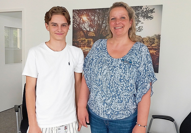 Auf ein angenehmes Miteinander wird hier im Betrieb grosser Wert gelegt: Levin Wigger mit seiner Ausbildungsverantwortlichen, der Leiterin Bildung des Spitals Affoltern, Eliane Pürro. 