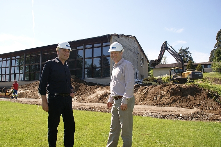 Die alte Halle muss weichen. Albisbrunn-Gesamtleiter Ruedi Jans (links) und Toni Schönbächler, verantwortlich für die Spendenkampagne. (Bild Thomas Stöckli)