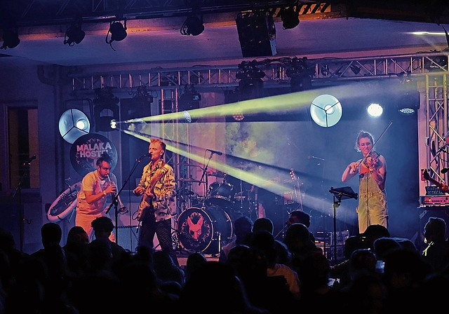 Die süddeutsche Kombo Malaka Hostel bot mit ihrem «Global Umpa»-Sound internationalen «Polka-Beat». (Bilder Martin Platter)