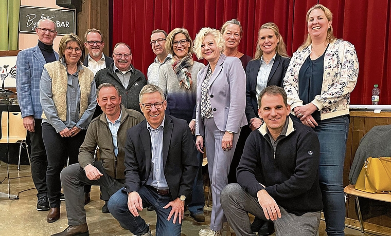 Die Kandidierenden für die Behörden Gemeinderat und Schulpflege stellten sich den Fragen des Moderators und der Bevölkerung. (Bild Sandra Isabél Claus)