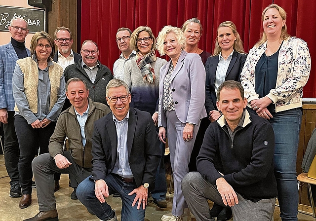 Die Kandidierenden für die Behörden Gemeinderat und Schulpflege stellten sich den Fragen des Moderators und der Bevölkerung. (Bild Sandra Isabél Claus)