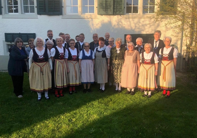 Die Trachtengruppe Knonaueramt vor dem Pfarrhaus Mettmenstetten in der Abendsonne. (Bilder zvg)