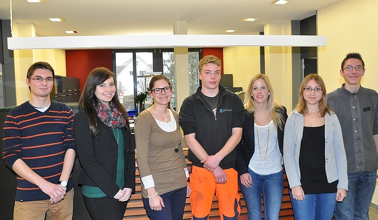Schätzen die Gemeindeverwaltung in Knonau als Ausbildungsort, von links: Curdin Nefzger, Nina-Alexandra Brunner, Franziska Schindler, Josef Ebell, Gemeindeschreiber-Stellvertreterin Nicole Rüegg, Celine Bucher und Markus Hürlimann. (Bild Werner Sc