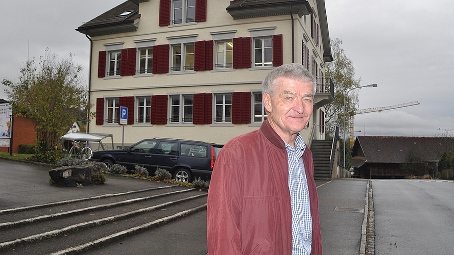 Vor dem ehemaligen Gemeindehaus, wo Erich Rüfenacht als Gemeindeschreiber tätig war. Heute ist dort dasSchulsekretariat untergebracht. (Bild Werner Schneiter)