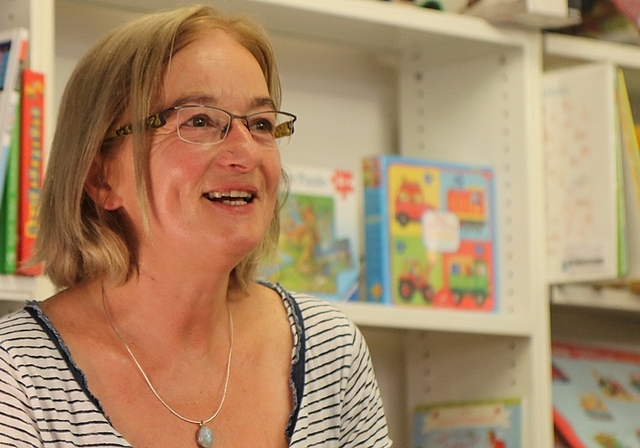 Dina Sikiric lässt anlässlich der Lesung am vergangenen Donnerstag in der Buchhandlung Scheidegger Kindheitserinnerungen aufleben, die unter die Haut gehen. (Bild Regula Zellweger)