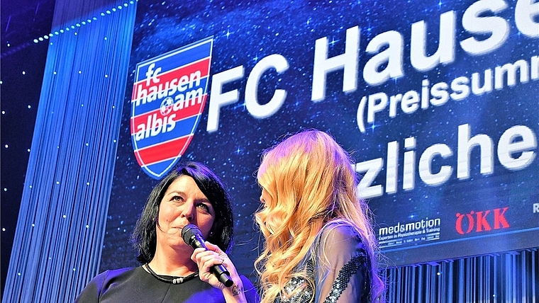 Präsidentin Gordana Marini (links), hier mit Moderatorin Christa Rigozzi, durfte für den FC Hausen den Fairplay-Preis entgegennehmen. (Bild Bruno Füchslin)