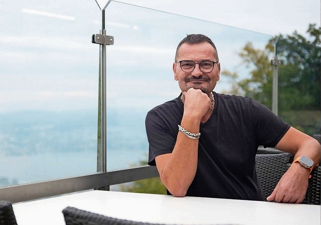 Der neue Wirt des «Uto Staffel», Robert Grlec, auf der Terrasse mit Sicht auf Zürichsee und Zürcher Oberland. (Bild Lukas Elser)