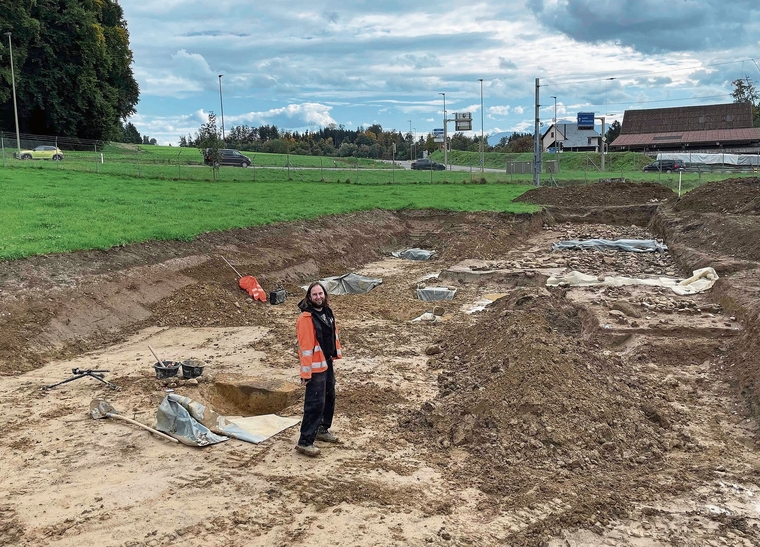 Das nasse Herbstwetter verwandelt das aktuelle Grabungsfeld in Affoltern in ein lehmiges Sumpfgebiet. Im Bild zu sehen ist auch Grabungssleiter Daniel Möckli. (Bild Sandra Isabél Claus )
