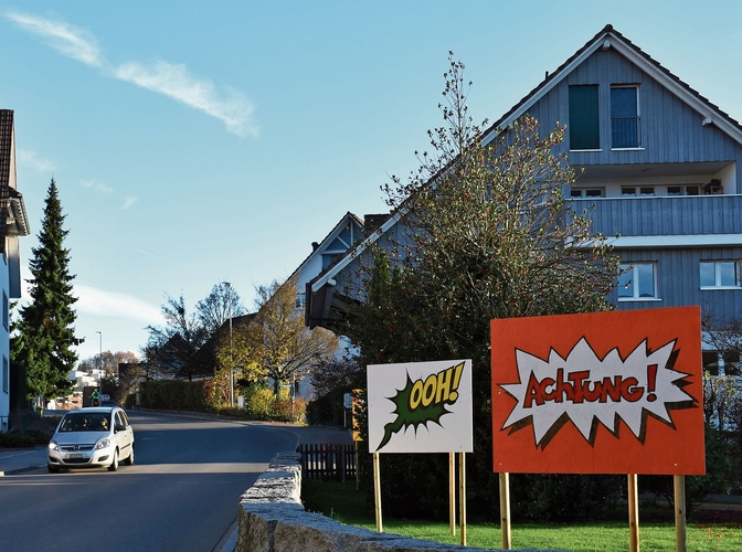 Mit Tafeln wie diesen warben IG-Mitglieder gegen die Erschliessungsvariante des Wettswiler Gemeinderats. (Bild Livia Häberling)