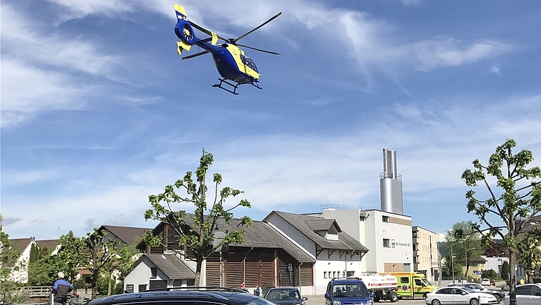 Mit dem Rettungshelikopter wurde der verletzte Töfffahrer ins Spital geflogen. (Bild Kurt Haas)