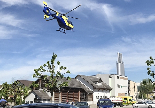 Mit dem Rettungshelikopter wurde der verletzte Töfffahrer ins Spital geflogen. (Bild Kurt Haas)