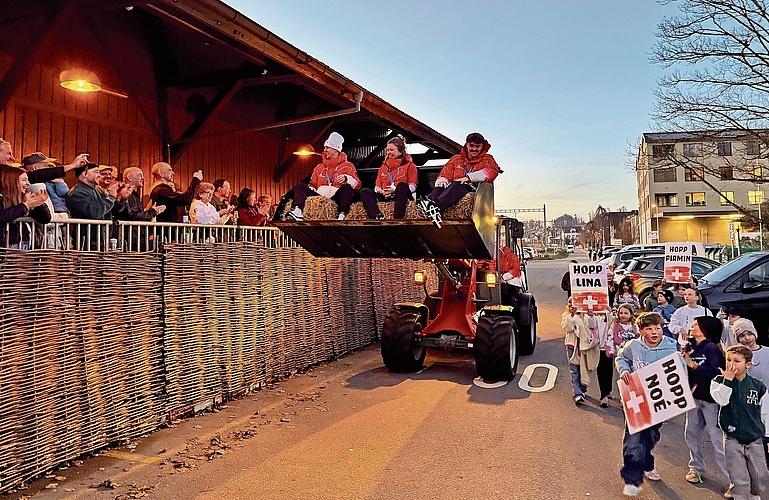 Die drei Olympiamedaillen-Gewinner wurden mit dem Traktor vorgefahren, begleitet von Applaus. (Bilder Dominik Stierli) Die drei Olympiamedaillen-Gewinner wurden mit dem Traktor vorgefahren, begleitet von Applaus. (Bilder Dominik Stierli)