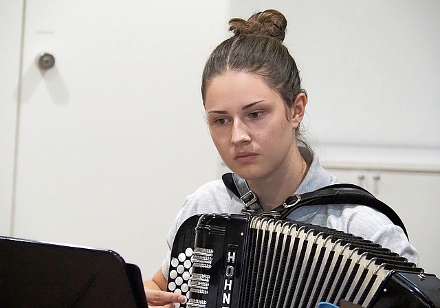 Hoch konzentriert spielt Jamina die erste von drei Stimmen.