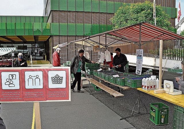 Abstand halten – an den Betrieb mit Schutzkonzept konnten sich die Marktbesucher bereits letztes Jahr gewöhnen. Dazu gehört seit vergangenem Herbst auch eine Schutzmaske. (Archivbild -ter.)