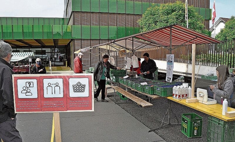 Abstand halten – an den Betrieb mit Schutzkonzept konnten sich die Marktbesucher bereits letztes Jahr gewöhnen. Dazu gehört seit vergangenem Herbst auch eine Schutzmaske. (Archivbild -ter.)