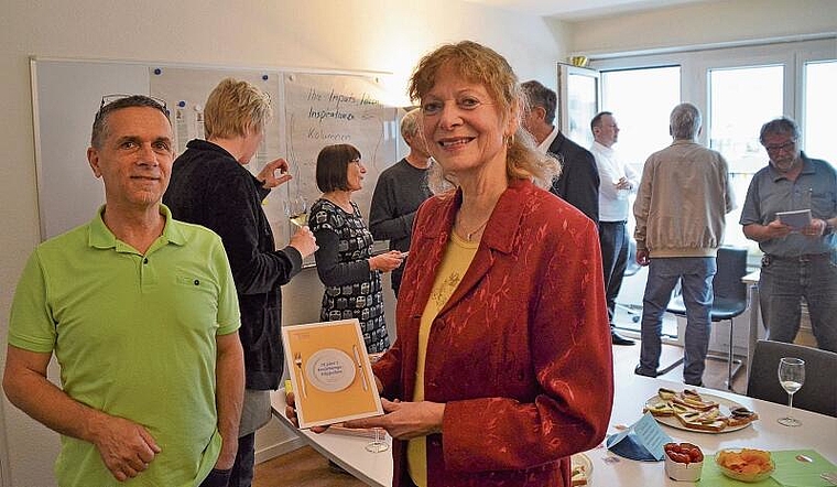 Viktor Arheit und Marianne Voss luden zur Vernissage ihres Kolumnen-Büchleins. (Bild Thomas Stöckli)