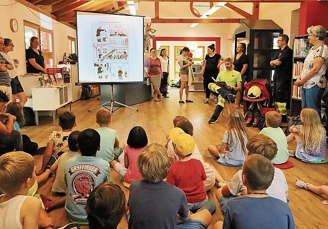 ... durften sie in der Bibliothek interessanten Erklärungen und einer Globi-Geschichte lauschen. (Bilder zvg.)