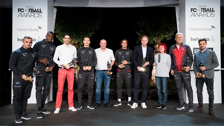 Kategoriensieger der Swiss Football Awards 2018: Xherdan Shaqiri, Denis Zakaria, Adrien Jaccottet (Schiedsrichter), Stephan Lichtsteiner, Norbert Fumeaux (Präsident FC Erde), Yann Sommer, Ludovic Magnin, Heliane Canepa, Vladimir Petkovic und Antonio