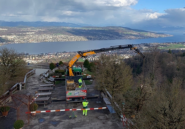 Der Kran hievte die gepackten Geröllsäcke nach oben. (Bild zvg.)