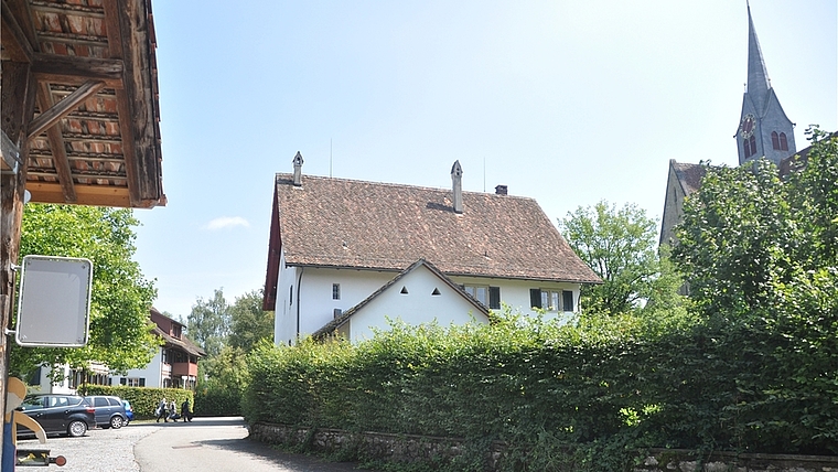 Dieser Strassenabschnitt bleibt im Besitz der Flurgenossenschaft Kappel. Sie hat sich klar gegen ein Abtreten an den Verein Kloster Kappel ausgesprochen. Dieser möchte auch das Pfarrhaus (vorne) erwerben und ist zu Gesprächen mit der Kirchgemeinde