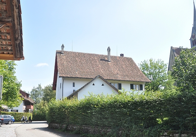 Dieser Strassenabschnitt bleibt im Besitz der Flurgenossenschaft Kappel. Sie hat sich klar gegen ein Abtreten an den Verein Kloster Kappel ausgesprochen. Dieser möchte auch das Pfarrhaus (vorne) erwerben und ist zu Gesprächen mit der Kirchgemeinde 