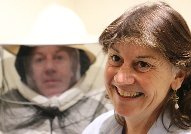 Anlässlich der Vernissage der Ausstellung «Mit und ohne Schleier» in der KommBox in Aeugst, erzählte die Imkerin Yvonne mit viel Begeisterung und Fachwissen über das Leben von Bienenvölkern. (Bild Regula Zellweger)